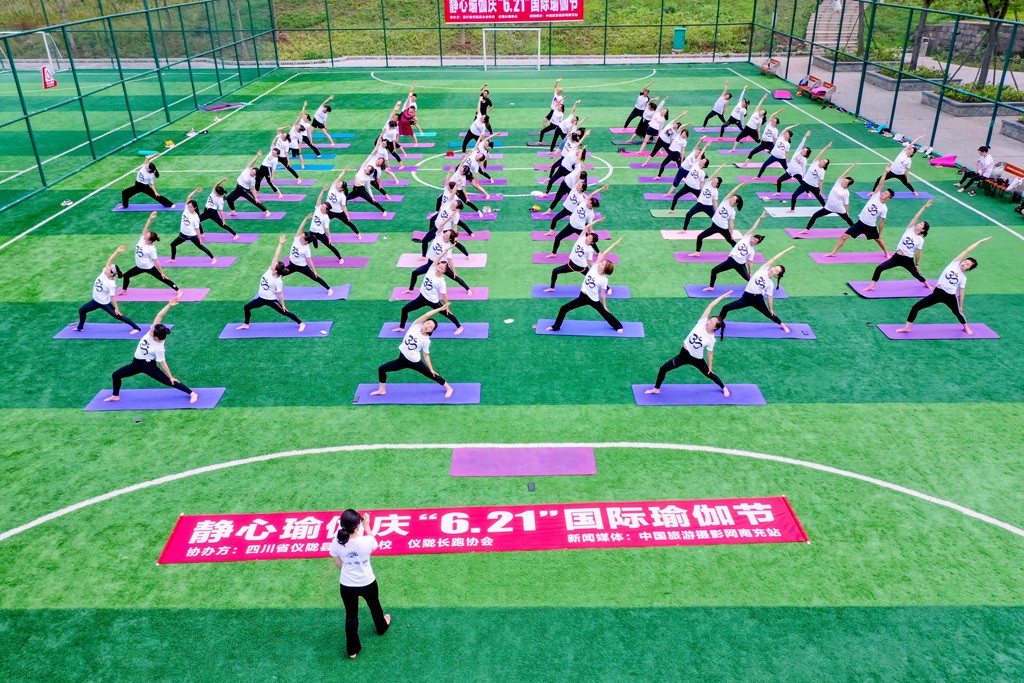 中旅网南充站参加瑜伽举行庆“6.21国际瑜伽日”拍摄活动
