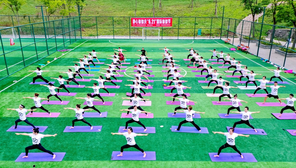 中旅网南充站参加瑜伽举行庆“6.21国际瑜伽日”拍摄活动