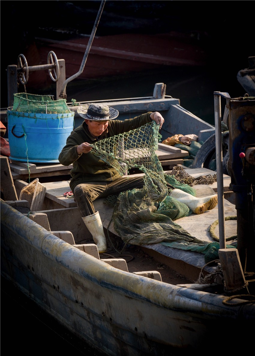 8张宁《渔民整理网》13589870889拍摄地：烟台芝罘岛东口渔码头.jpg