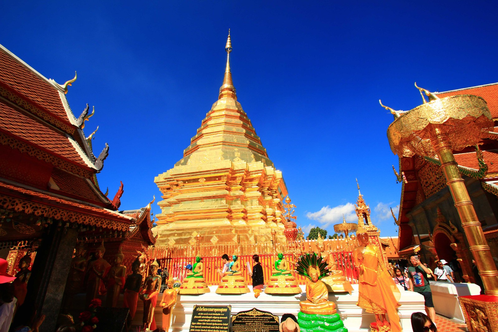 IMG_3129-双龙寺是泰国著名的佛教避暑胜地，是一座由白象选址、皇室建造，充满传奇色彩的庙宇。是到了清迈一定要去的景点之一。金光闪耀，显得相当突出，它位于海拔三千多英尺上的素帖山上，由山上往下看正可俯视清迈。由于山路两旁有两只金龙守护，所以便叫做“双龙寺”。.jpg