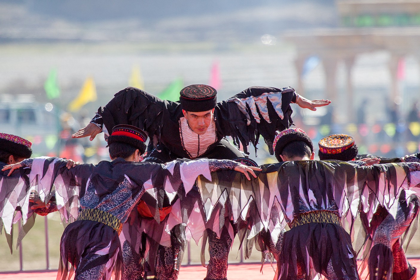 塔吉克族的鹰舞，展示了这个民族的英雄气概。