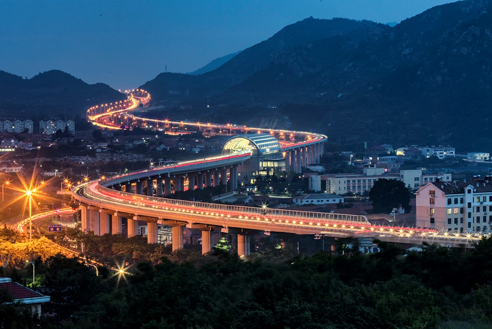 《蛟龙出山》