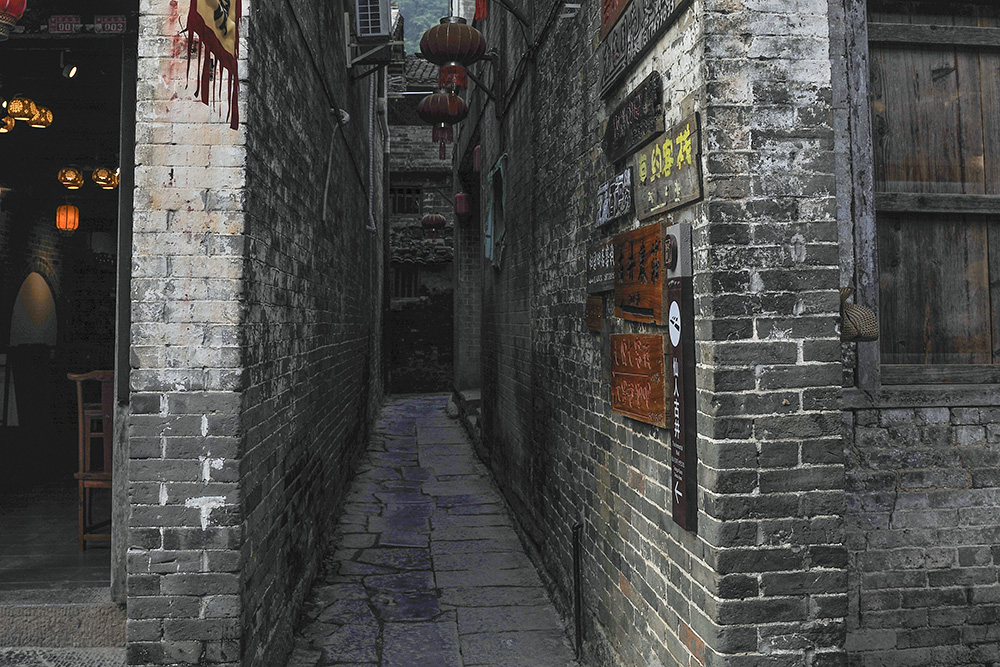 《印象黄姚》5、《溢香老酒》2019年8月摄于黄姚古镇。说明：狭窄幽静的弄巷。.jpg