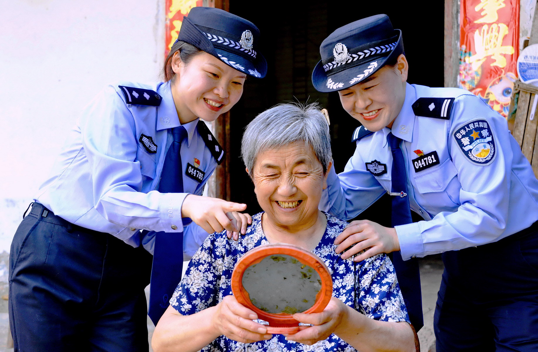 【红色影像】《敬老警民一家亲》_6870.JPG