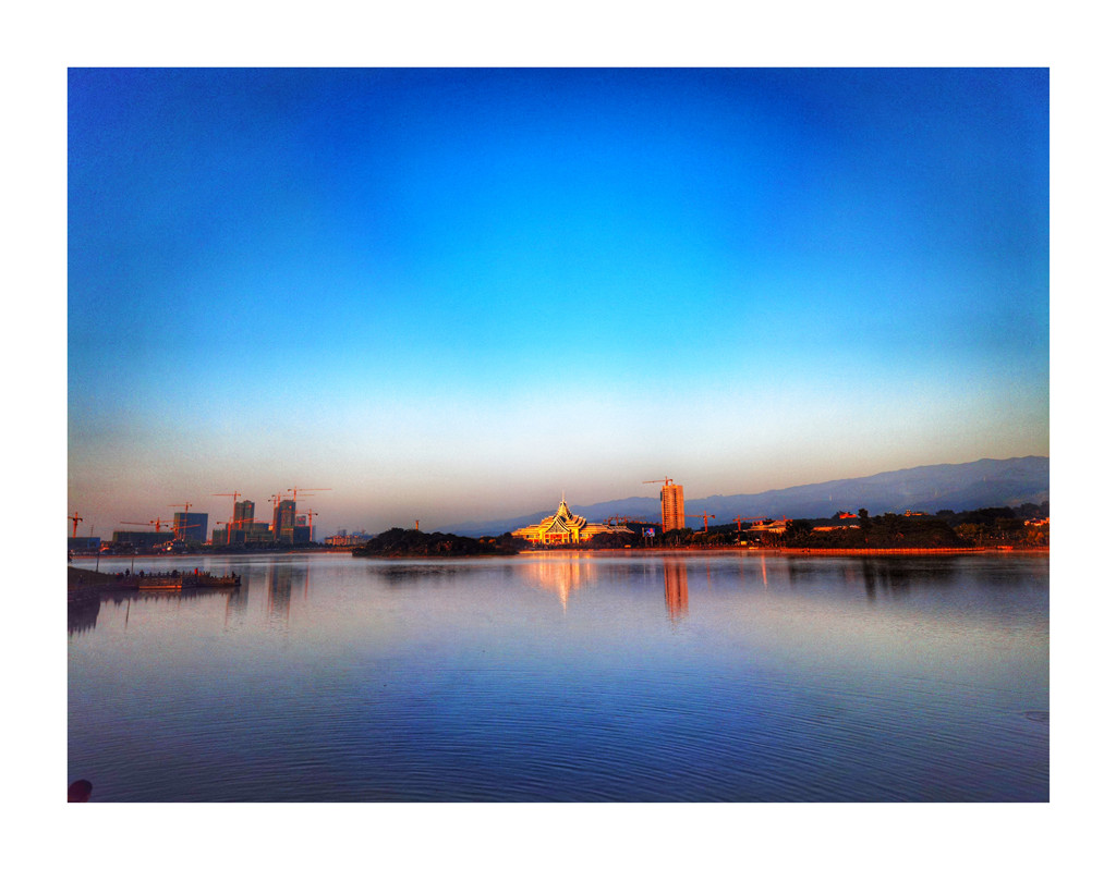 瑞丽弄莫湖公园
