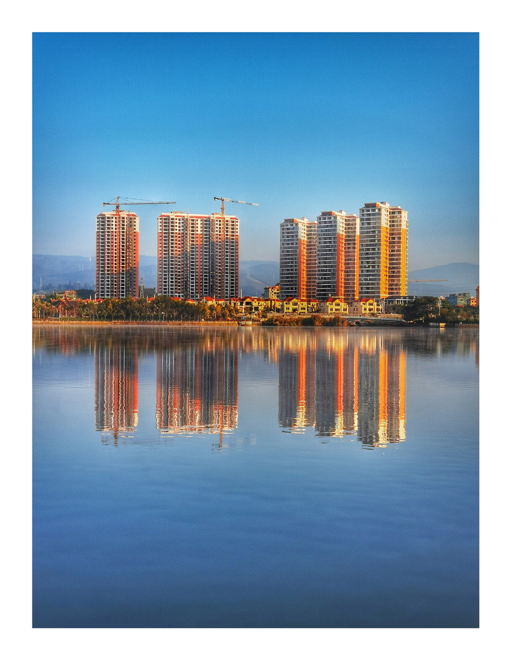 瑞丽弄莫湖公园