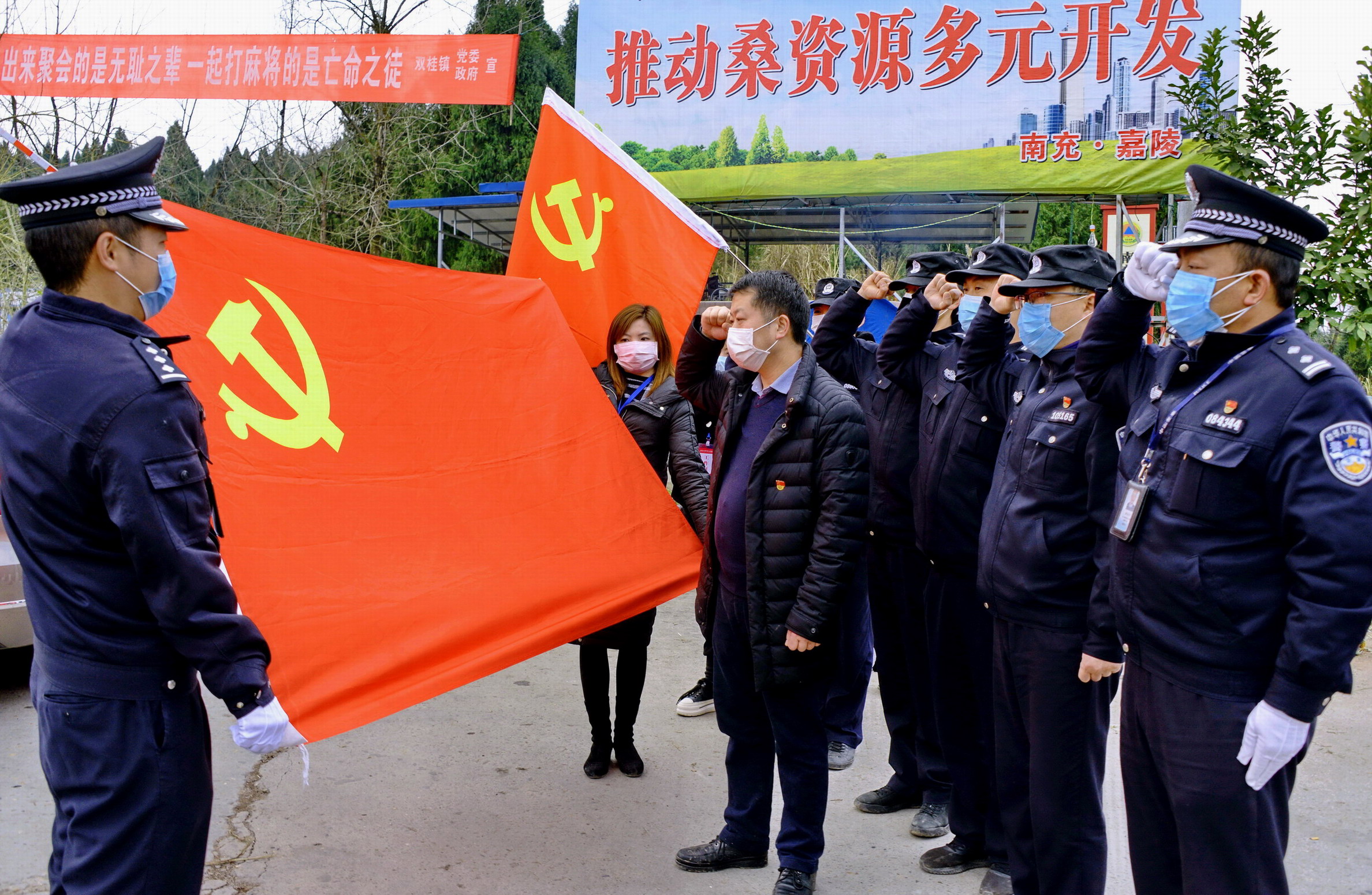 02-【我镜头中的2020】《战“疫”前线的“特殊党课”》胡波）_9273.JPG