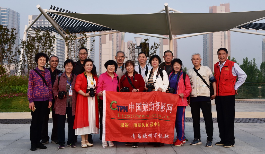 上传摄影网站俱乐部摄影师采风合影好.jpg