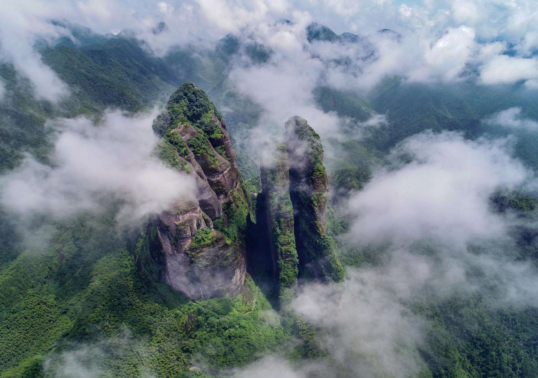 浙江世界自然遗产之一,拥有中国丹霞第一奇峰之名.jpg