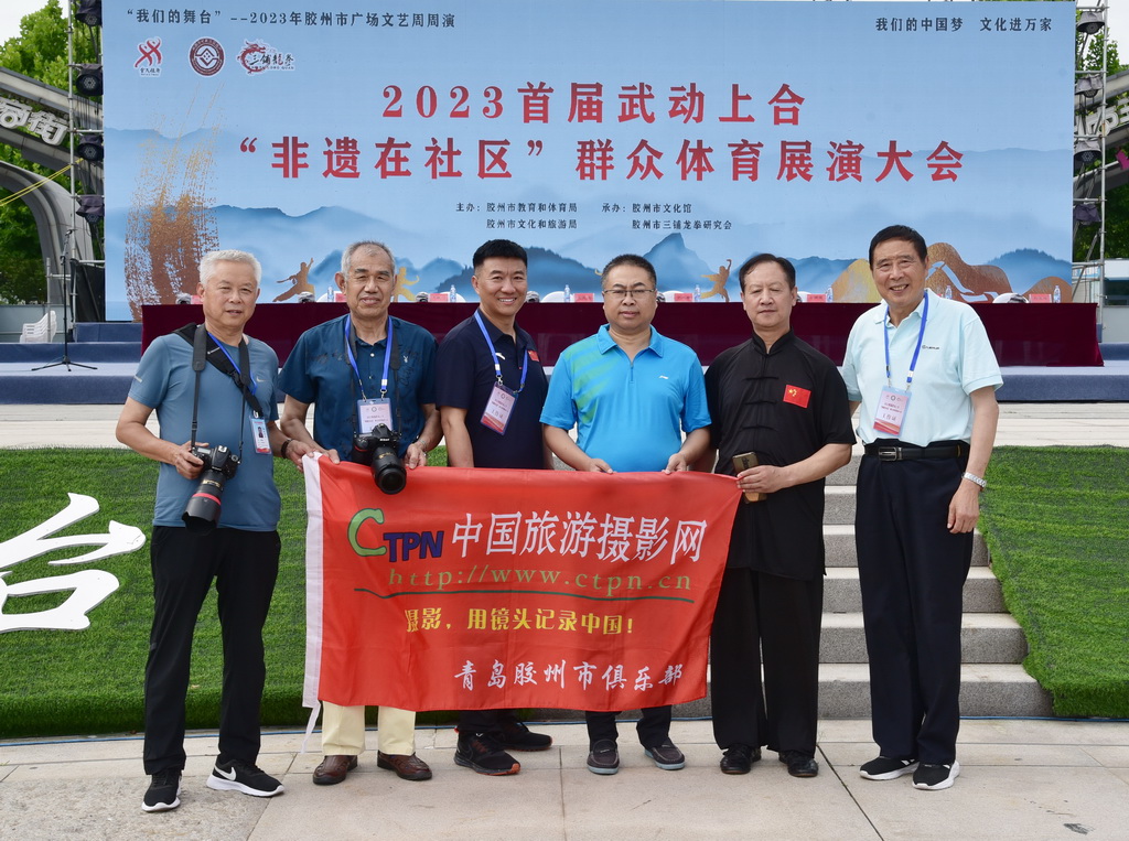 上传中摄影网站俱乐部合影7月2日.jpg