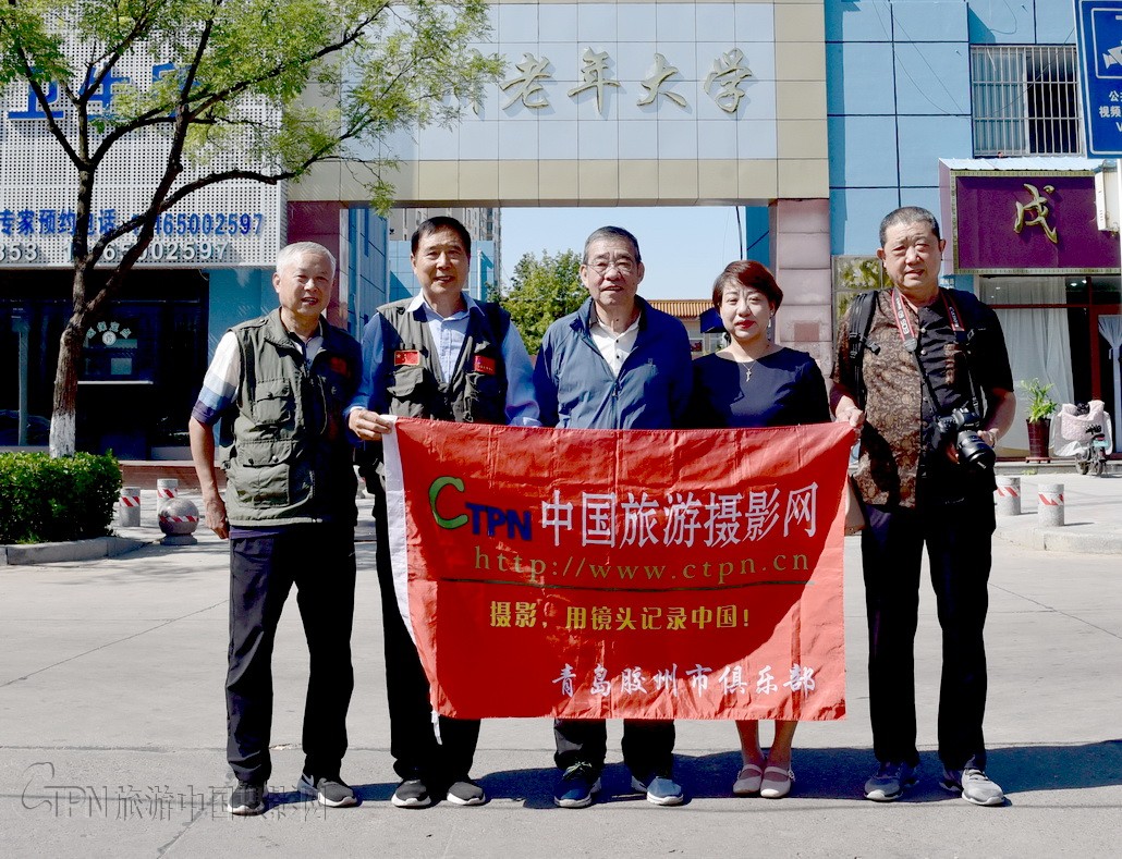 上传中摄网站摄影师与秘书长合影留念.jpg