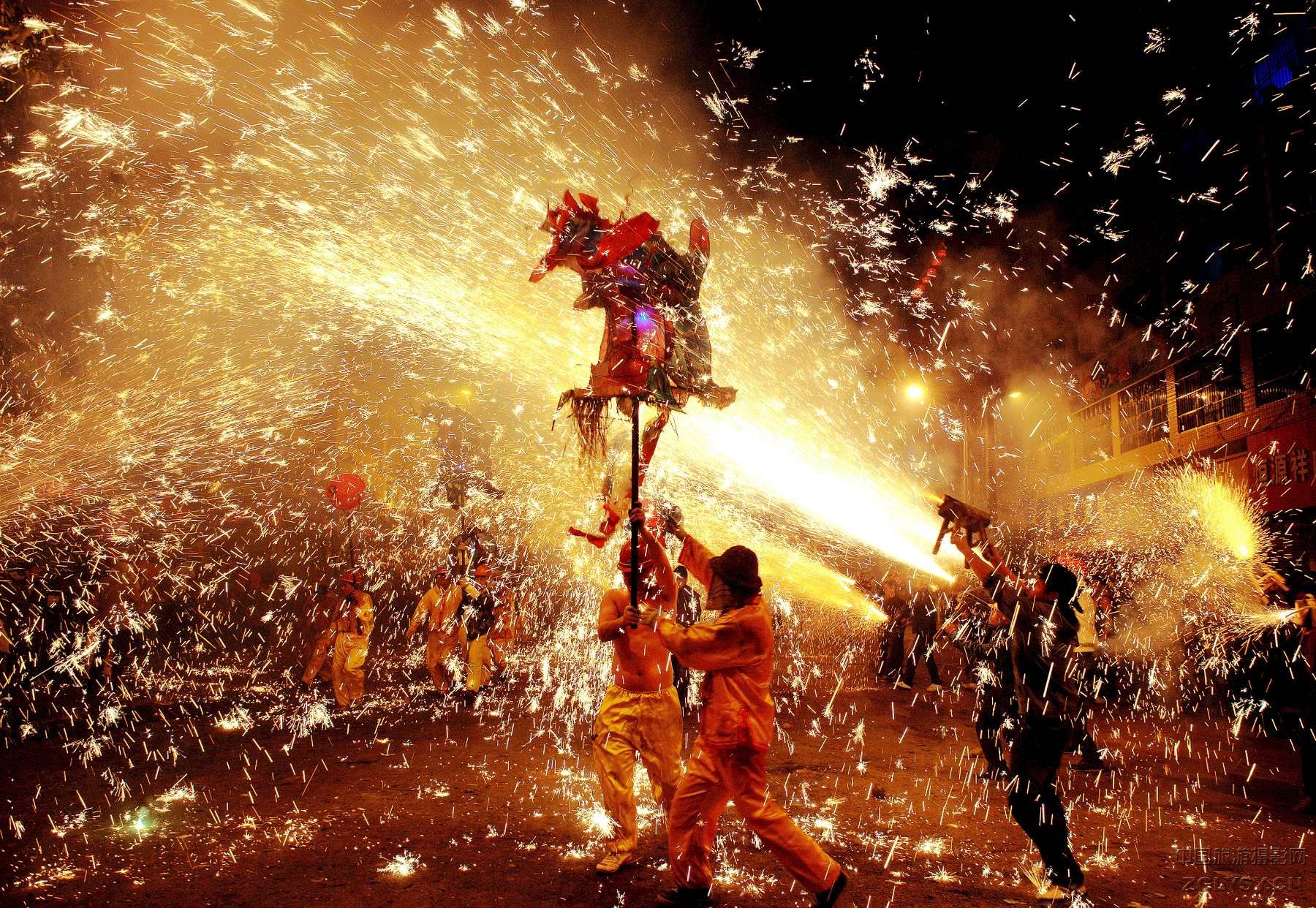 2009年2月9日贵州省台江县城举行了舞火龙闹元宵活动，火龙在嘘花喷射中舞动。数万人观看了这一惊险、刺激、 ...